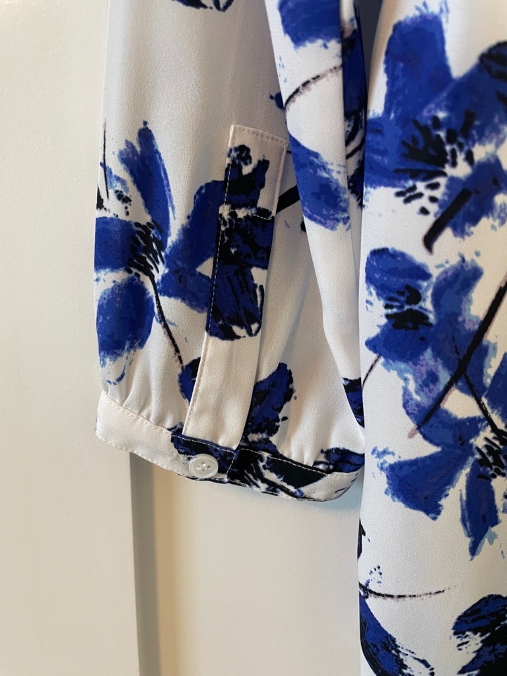 NYDJ Women’s Blue Floral Split-Neck Popover Blouse - Picture 5 of 6